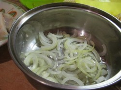 Тушеный минтай с луком и морковью