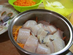 Тушеный минтай с луком и морковью