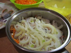 Тушеный минтай с луком и морковью