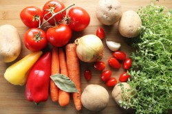 Тушеная картошка со свининой к кастрюле - шаг 2