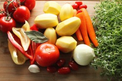 Тушеная картошка со свининой к кастрюле - шаг 3