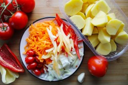 Тушеная картошка со свининой к кастрюле - шаг 4