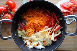 Тушеная картошка со свининой к кастрюле - шаг 6