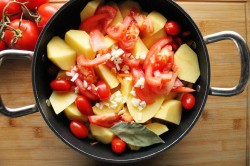 Тушеная картошка со свининой к кастрюле - шаг 7