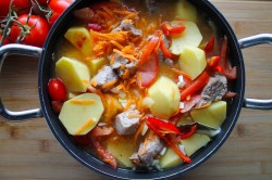 Тушеная картошка со свининой к кастрюле - шаг 8