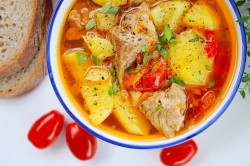 Тушеная картошка со свининой к кастрюле - шаг 9