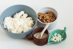 Творог с грецкими орехами - шаг 1