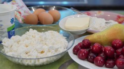 Творожная запеканка с грушей и черешней - шаг 1 Творожная запеканка с грушей и черешней - шаг 1