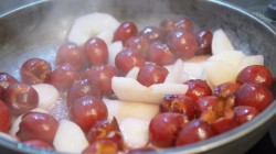 Творожная запеканка с грушей и черешней - шаг 2 Творожная запеканка с грушей и черешней - шаг 2