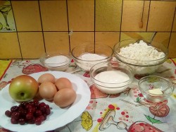 Творожная запеканка с яблоками и вишней