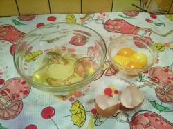 Творожная запеканка с яблоками и вишней