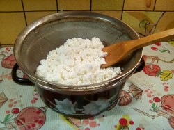 Творожная запеканка с яблоками и вишней