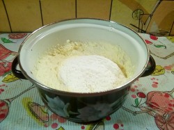 Творожная запеканка с яблоками и вишней