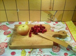 Творожная запеканка с яблоками и вишней