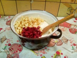 Творожная запеканка с яблоками и вишней