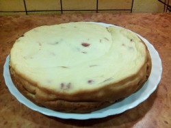 Творожная запеканка с яблоками и вишней