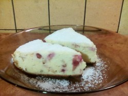 Творожная запеканка с яблоками и вишней