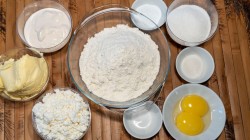 Творожное печенье на сметане с сахаром и ванильным вкусом