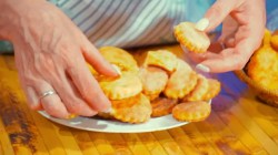 Творожное печенье на сметане с сахаром и ванильным вкусом