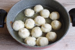 название картинки Творожные пончики в масле