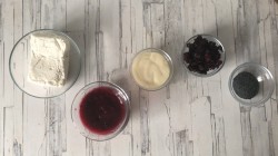Творожный десерт с клюквой и маком