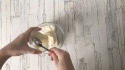 Творожный десерт с клюквой и маком