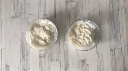 Творожный десерт с клюквой и маком