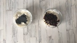 Творожный десерт с клюквой и маком