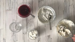 Творожный десерт с клюквой и маком