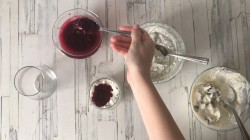 Творожный десерт с клюквой и маком