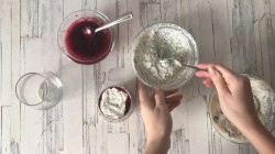 Творожный десерт с клюквой и маком