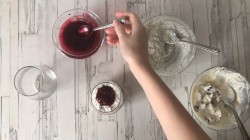 Творожный десерт с клюквой и маком