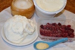 Творожный десерт с малиновым соусом - шаг 1 Творожный десерт с малиновым соусом - шаг 1