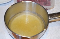 Творожный десерт с малиновым соусом - шаг 2 Творожный десерт с малиновым соусом - шаг 2