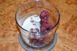 Творожный десерт с малиновым соусом - шаг 10 Творожный десерт с малиновым соусом - шаг 10