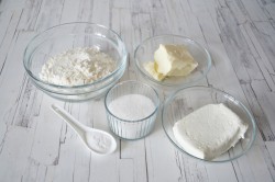 Творожный пирог со сливами и орехами