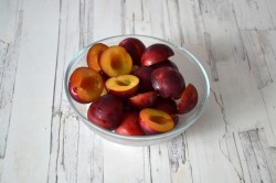 Творожный пирог со сливами и орехами