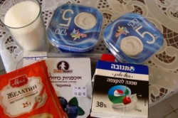 Творожный торт с песочным печеньем и черникой без выпечки - шаг 1