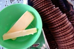 Творожный торт с песочным печеньем и черникой без выпечки - шаг 2