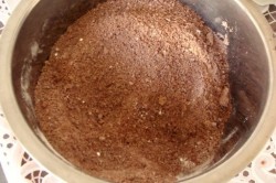 Творожный торт с песочным печеньем и черникой без выпечки - шаг 3