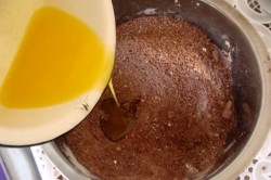 Творожный торт с песочным печеньем и черникой без выпечки - шаг 4