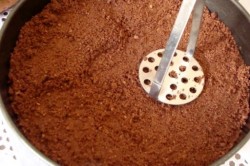 Творожный торт с песочным печеньем и черникой без выпечки - шаг 5