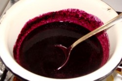 Творожный торт с песочным печеньем и черникой без выпечки - шаг 6