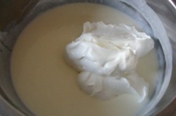 Творожный торт с песочным печеньем и черникой без выпечки - шаг 8