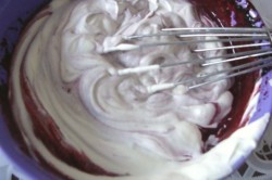 Творожный торт с песочным печеньем и черникой без выпечки - шаг 9