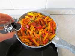 название картинки Тыква на сковороде с овощами