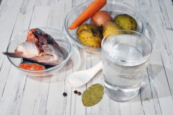 Рыбный суп уха из голов семги - шаг 1 Рыбный суп уха из голов семги - шаг 1