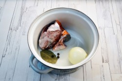 Рыбный суп уха из голов семги - шаг 3 Рыбный суп уха из голов семги - шаг 3