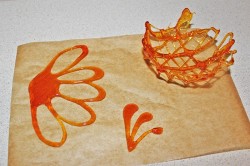 название картинки Украшения из карамели для тортов и пирожных