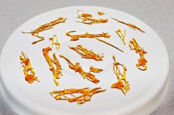 название картинки Украшения из карамели для тортов и пирожных